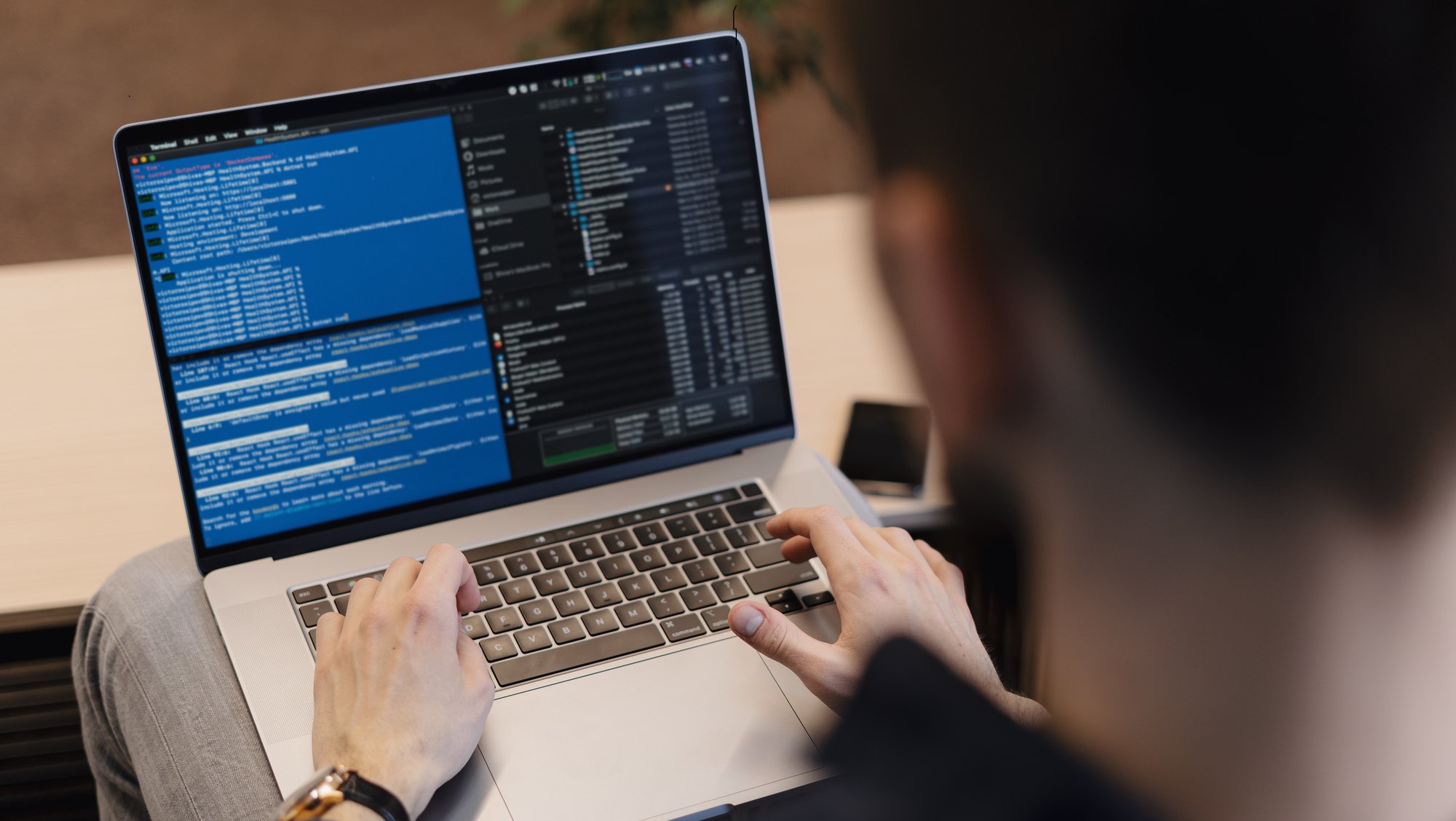close-up-homem-escrevendo-codigo-no-laptop-1