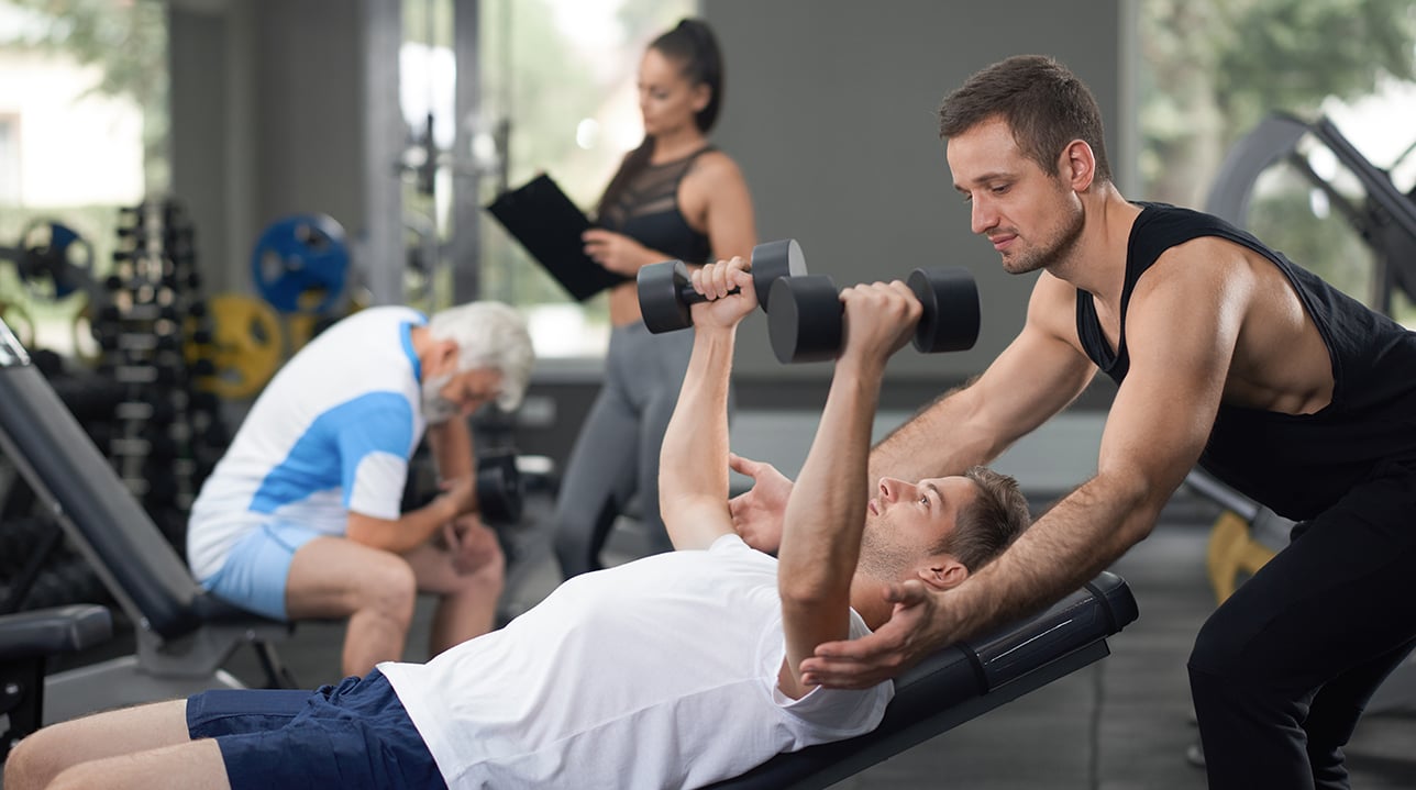 dois-homens-trabalhadores-treinando-com-pesos